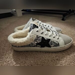 NEW VINTAGE HAVANA Heavenly Faux Shearling Lined Low Top Mule In Grey/ Snake 7.5